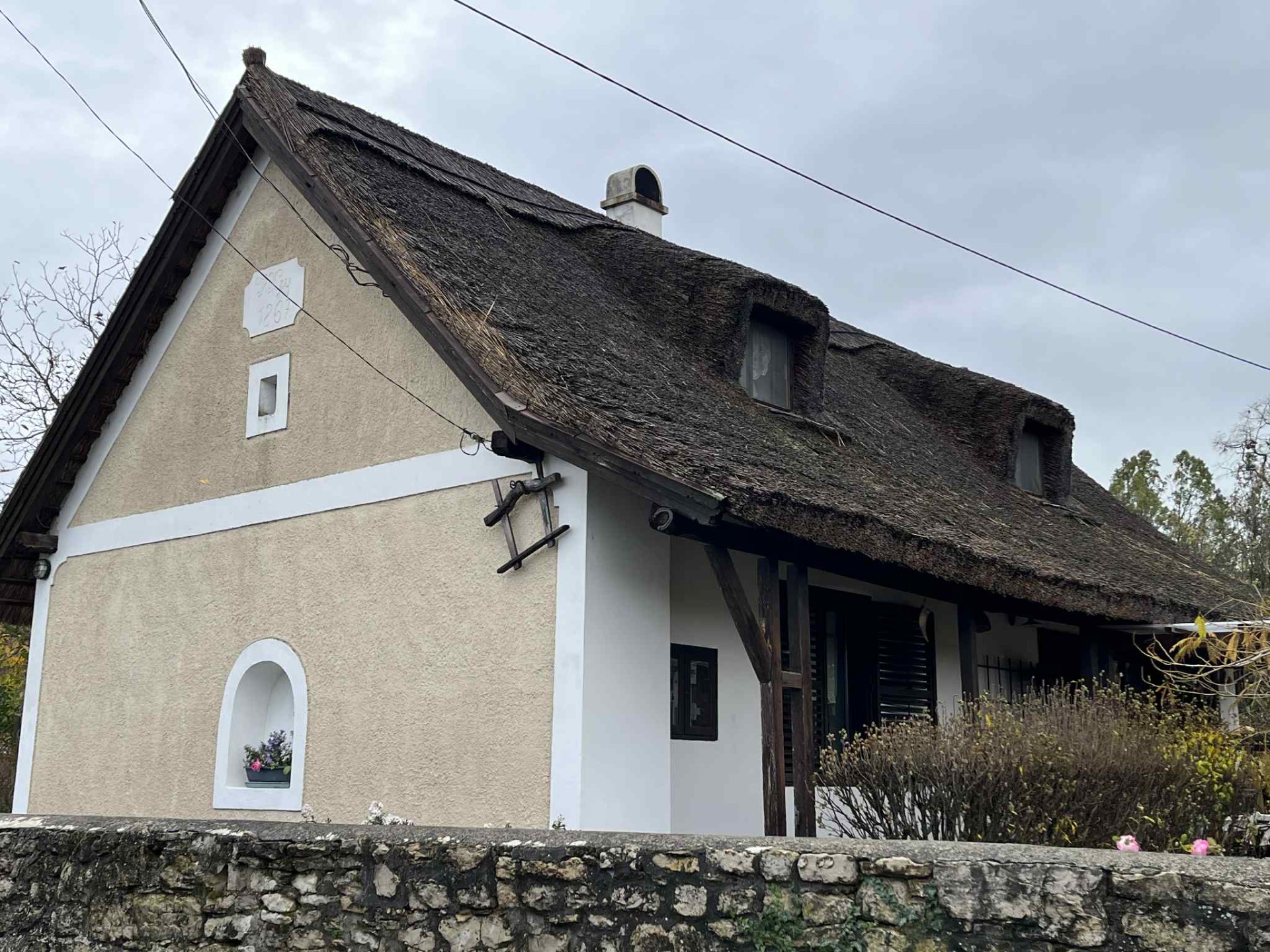 Helyi védett nádtetős, részben kőből épült ház energetikai tanúsítása Balaton felvidéken. Hagyományos fűtés, villanybojler. Nem kapott túl jó besorolást. Számomra élmény volt az épület felmérése, teljeskörű megtekintése. Érdekesség, hogy tetőtér beépítéssel is rendelkezik.